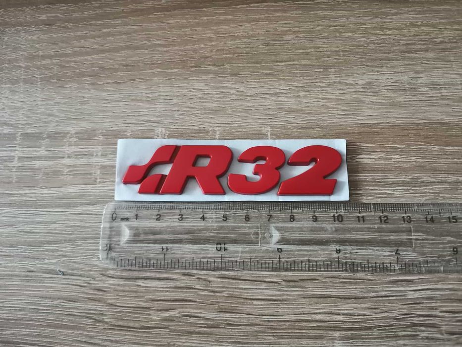 Volkswagen R32 червен надпис