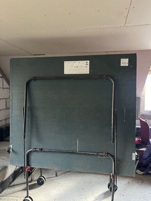 Masa ping pong incompleta.