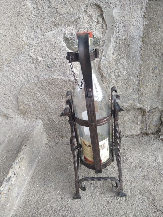 Продавам огромна стойка за бутилка от ковано желязо в стил Арт Нуво