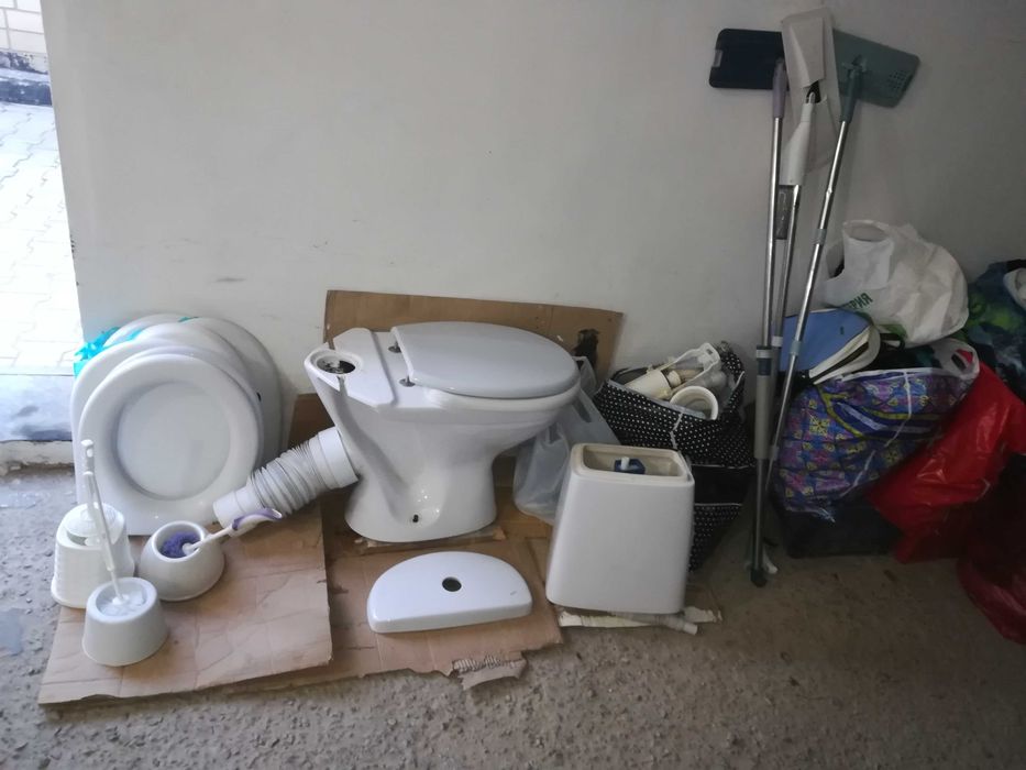 Унитаз, смесители, бочок унитаза