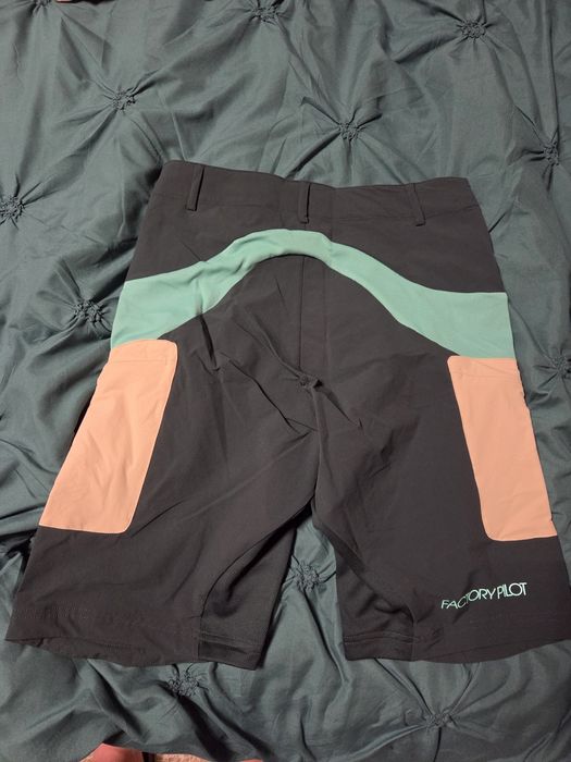 Pantaloni si scapi Oakley