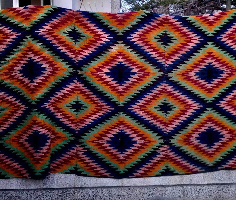 Продават се китеници и черга отестествени материали,тъкана от прабаба