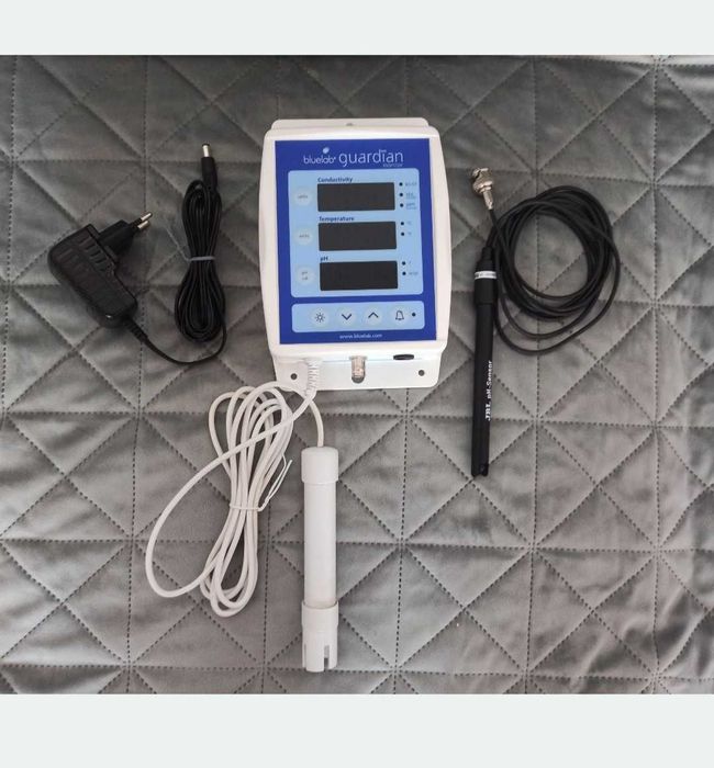 Monitor Bluelab măsurat temperatura, conductivitate, pH.