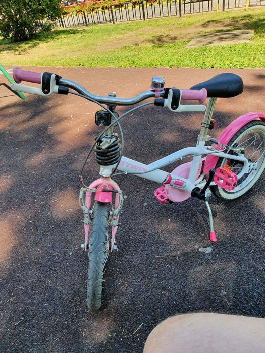 Bicicleta copii cu roți ajutătoare.