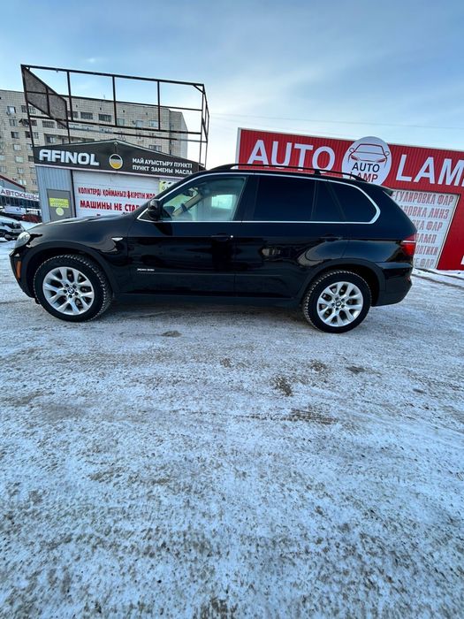 Машина BMW x5 2013 года