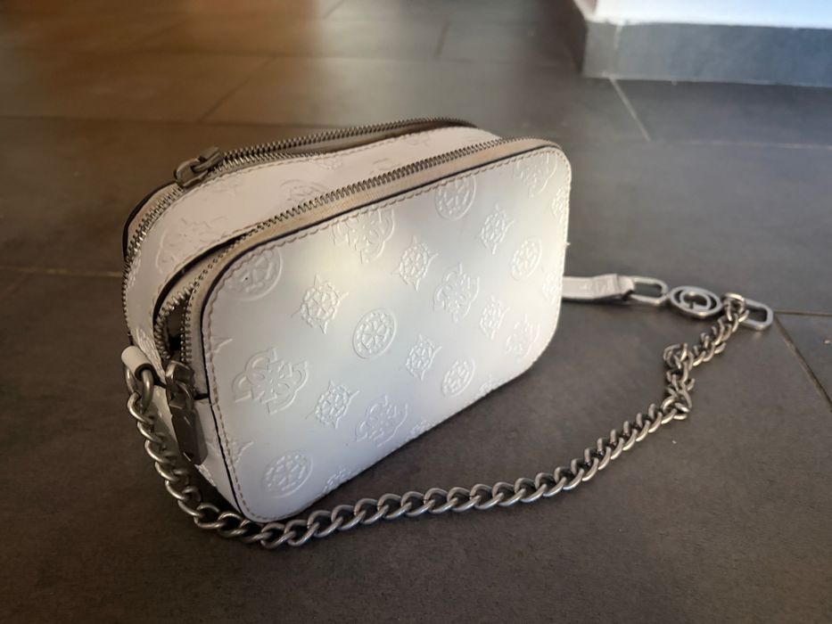 бяла дамска чанта на Guess