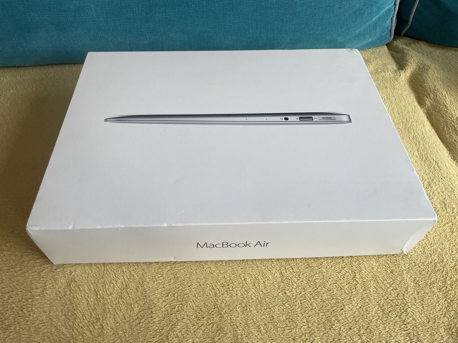 Macbook Air 13” 8GB RAM, Intel i5, 128GB