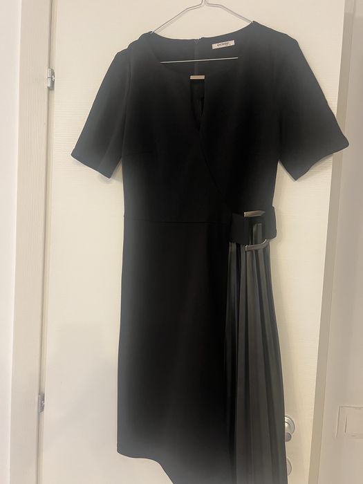 Rochie neagra birou