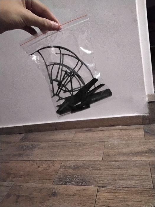 Dronă UGO cu camera prin ochelari  VR