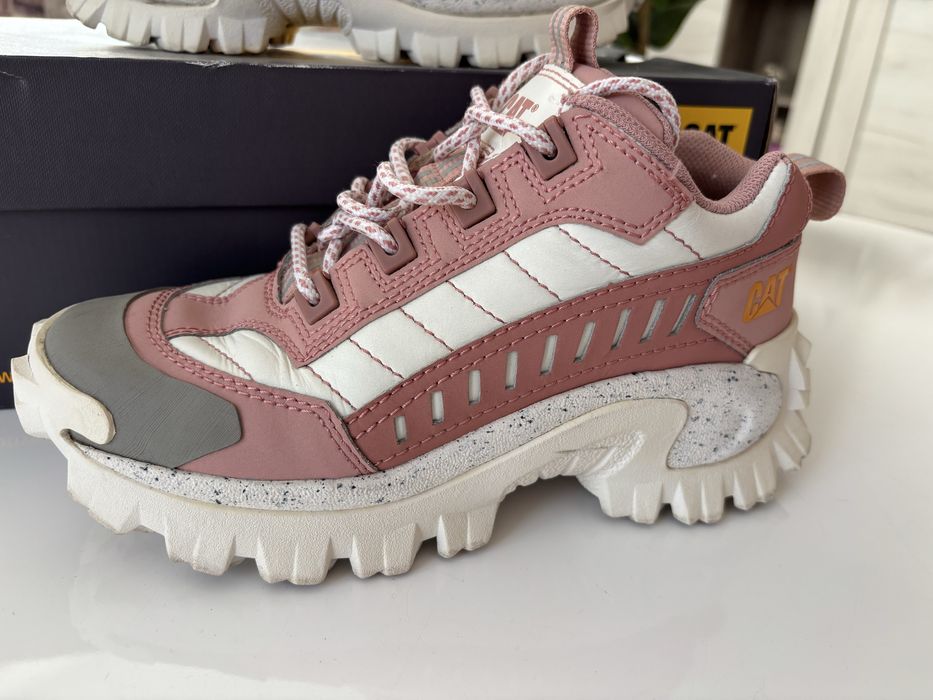 Sneakers caterpillar