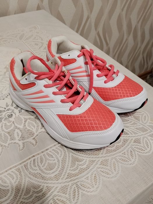 Продам кроссовки новые