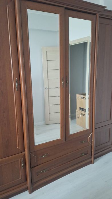 Шкаф с кроватью в хорошем состояний