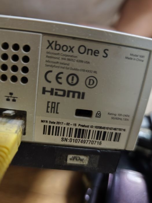 Xbox one с игри.(Два джойстика)