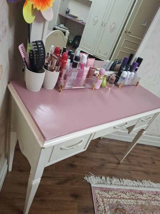 Продам туалетный столик (трюмо) с зеркалом