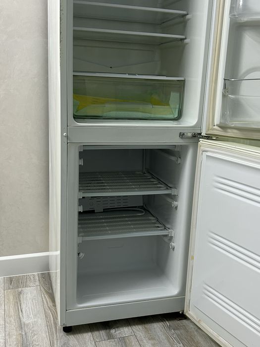 Холодильник Samsung двухкамерный 50200