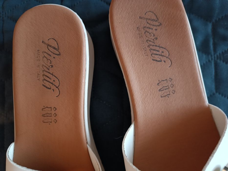 Papuci dama Pierliti , albi cu cataramă aurie, stil auriu