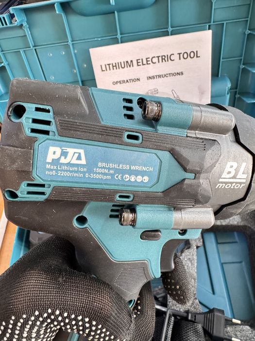 Pistol de insurubat cu Impact 1500 Nm, prezoane cu 2 acumulatori MARI. NOU