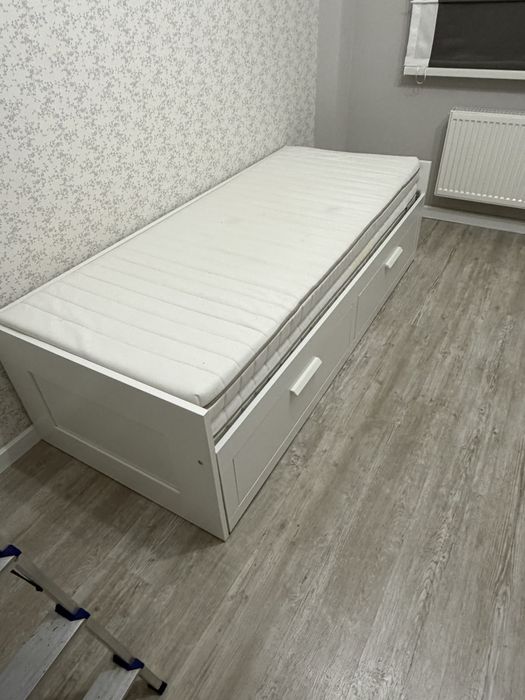 Продам 2 кровати и 2 стола