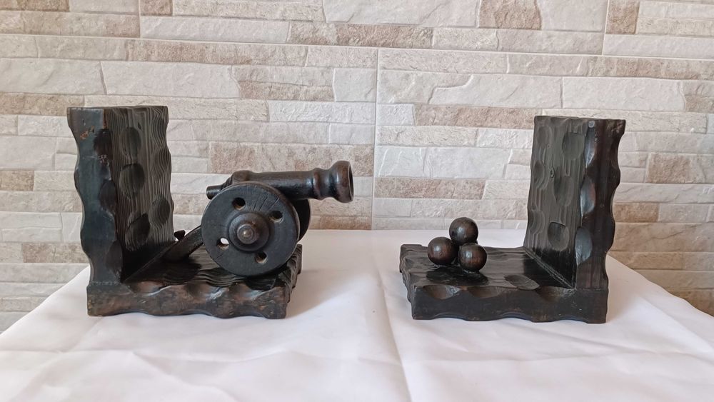 Стари дървени стойки за книги - военна тематика