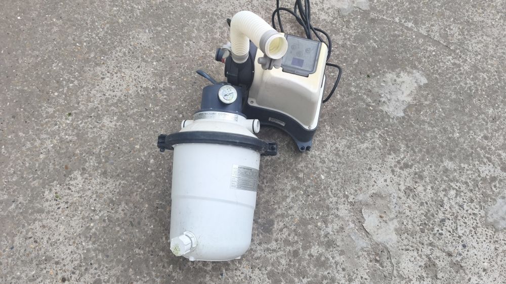 Vând pompa de piscina Intex Krystal Clear