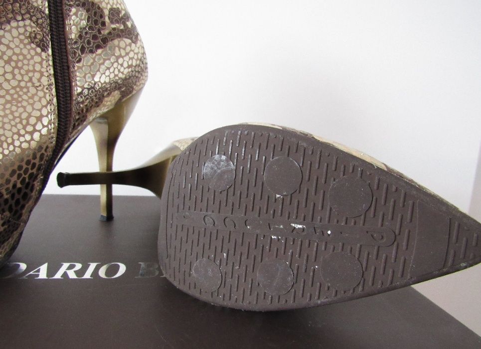 Стилни дамски боти в змийски златен принт