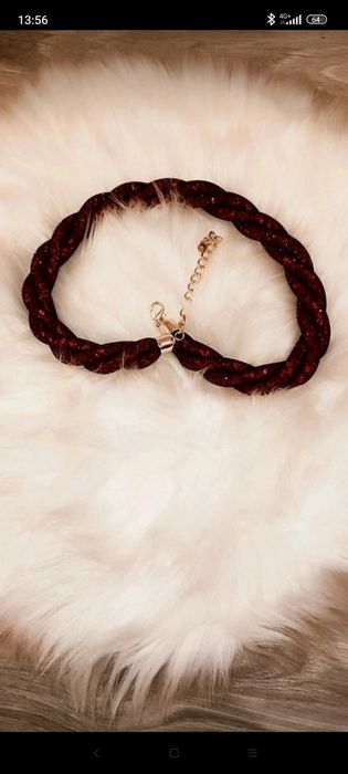Colier roșu-granat, strălucitor, la baza gatului, nou,ideal cadou