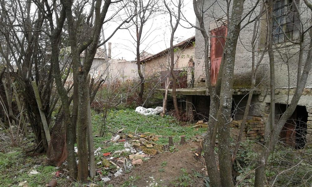 Тухлена къща !!! и  селскостопански постройки  село Горна Кабда