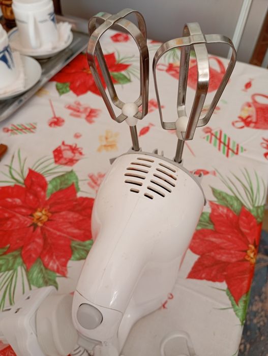 Vând mixer 3 viteze marca Kenwood origine UK.