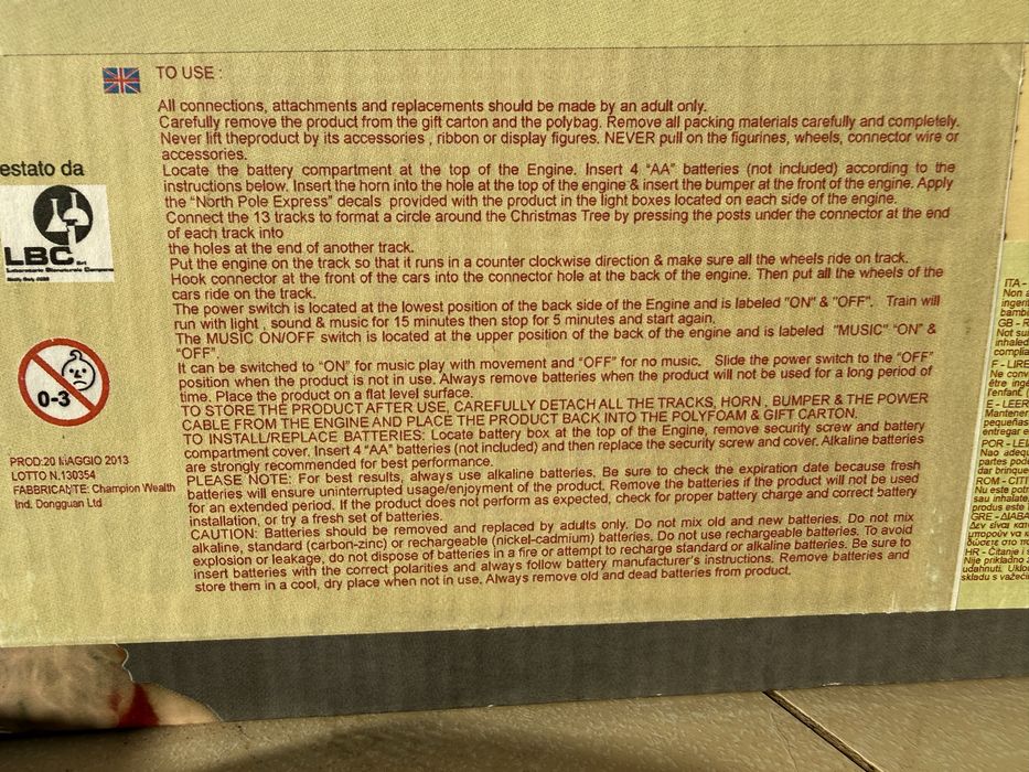 Музикално коледно влакче с релси под елхата