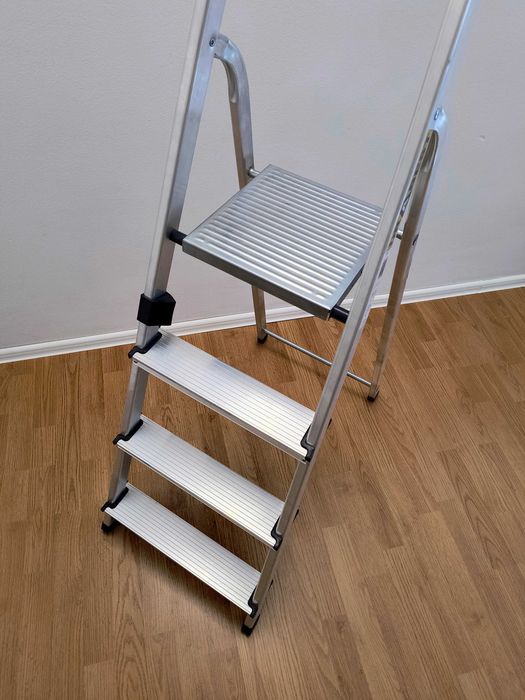 Scara pliabila din aluminiu "DRALD4" cu 4 trepte