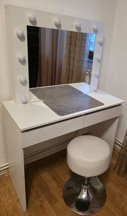 Masa pentru machiaj cu lumina proprie