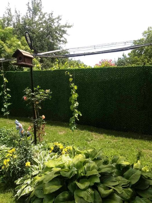 Метални оградни пана и колове. Мрежа с декорация. Ограда. Врати. Пана.