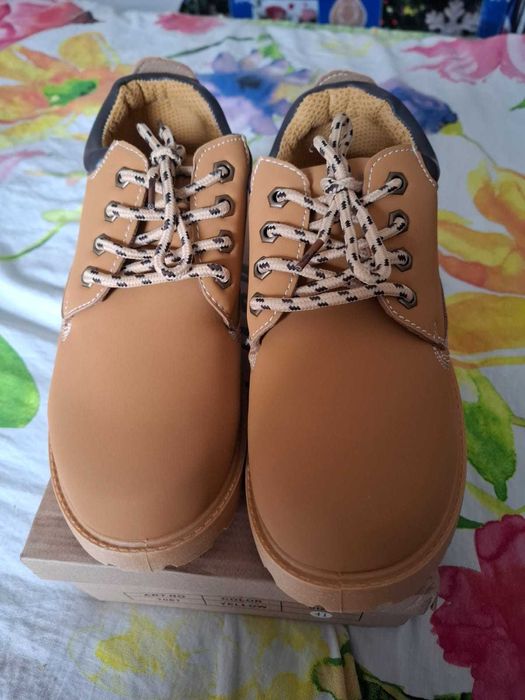 Bocanci noi cu eticheta maro