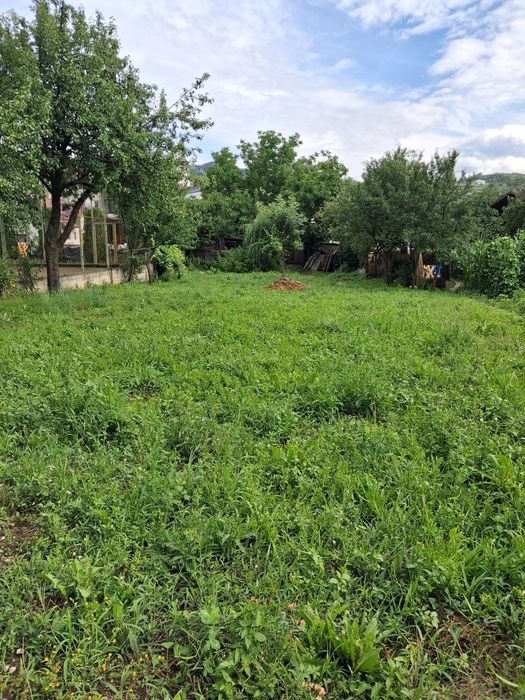 Casă și teren de vânzare vis-a-vis Sala de nunți