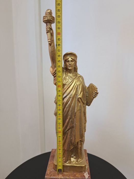Satuia Libertatii, bronz cu marmura, 800 lei