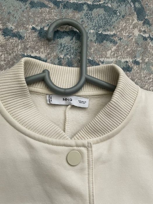 Стильный бомбер от  Mango.