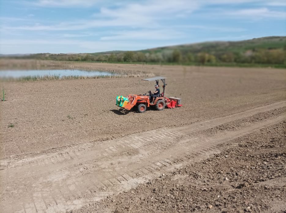 Închiriez tractor cu semănătoare de gazon