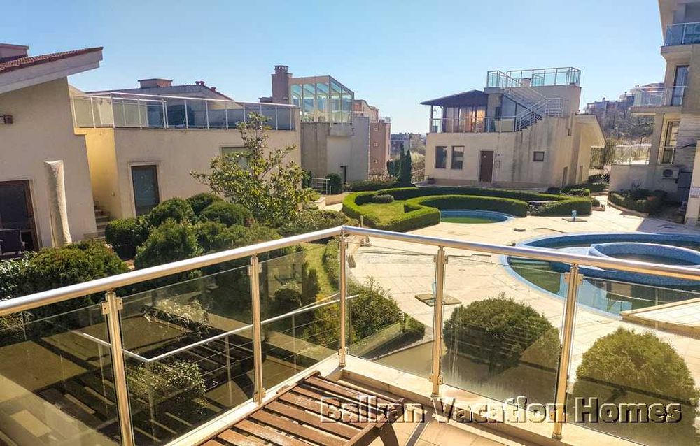 Триетажна къща близо до плажа в Бяла