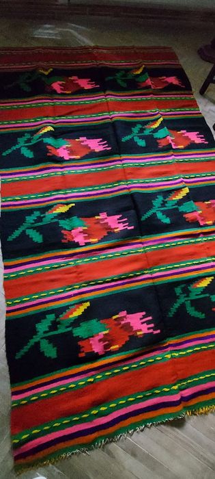 Macate tesute din lana moale.