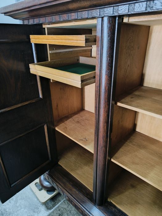 Разкошен дъбов шкаф с дърворезба