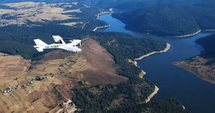 Teren Intravalian langa lac