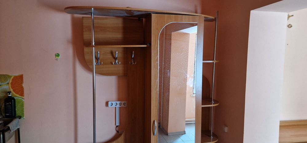 Продам прихожую и стол с приставкой