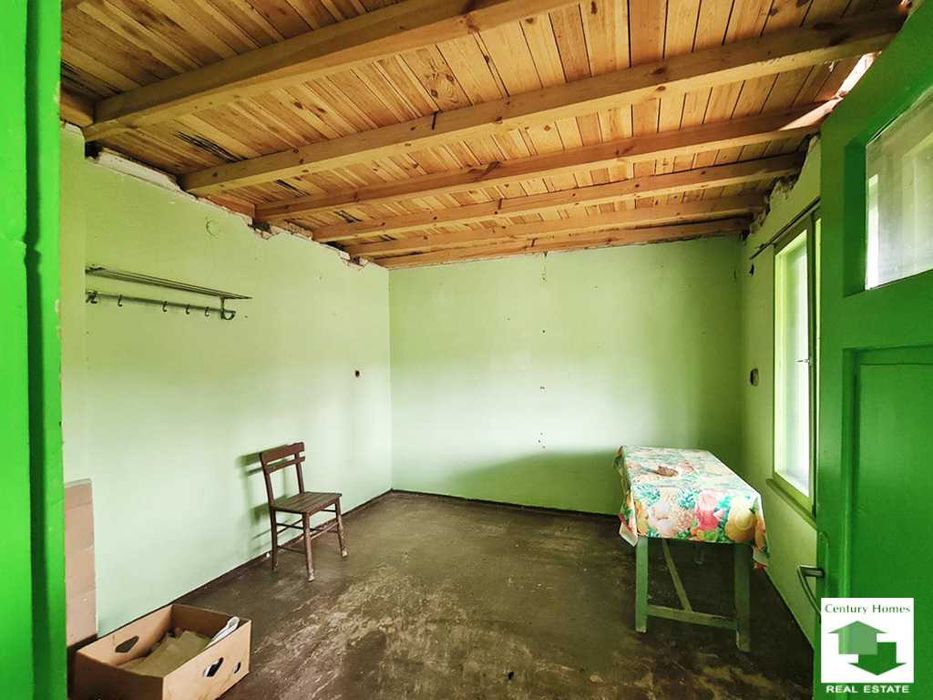 140333 Двуетажна къща с кладенец и гараж в с. Долна Липница