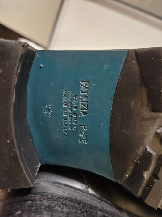 Оригинални Кожени Ботуши Patrizia Pepe.
Цвят: Черен. Заоблен връх. 
За