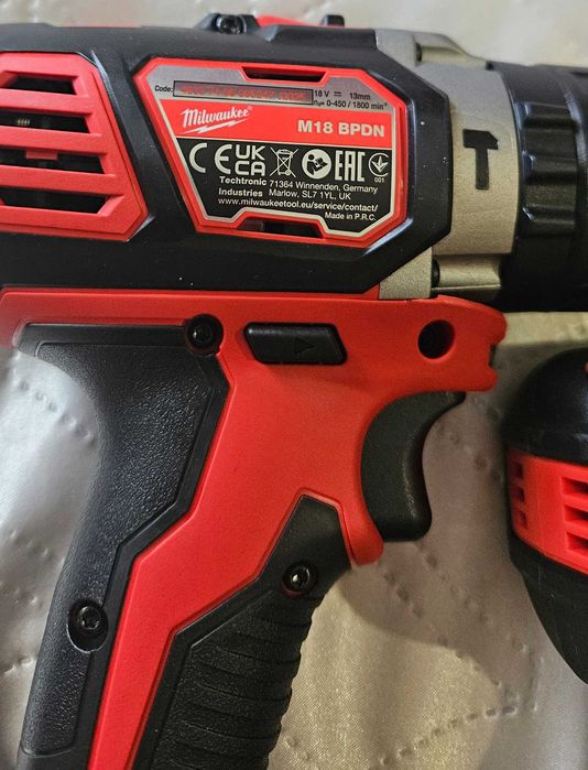 Milwaukee M18 комплект – ударен гайковерт + ударен винтоверт + 2 батерии 4Ah + зарядно + куфар