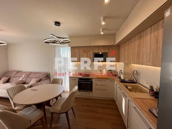 Дава се под наем Тристаен апартамент в Бургас, Изгрев - 98 кв.м за 1050 € - Снимка #1