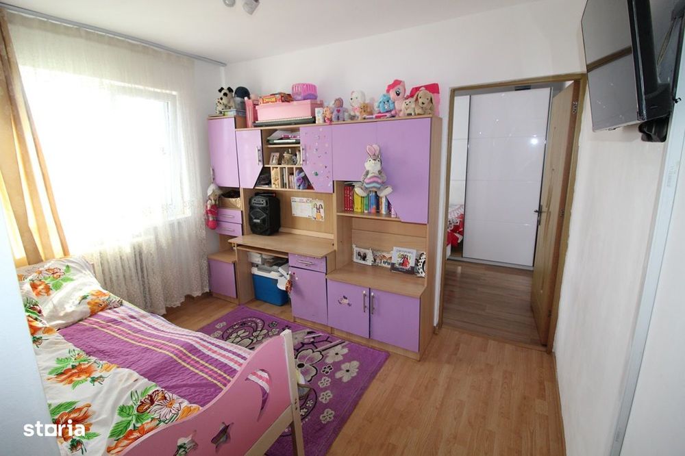 Vând apartament 4 camere în Hunedoara, M7-Trandafirilor, parter înalt