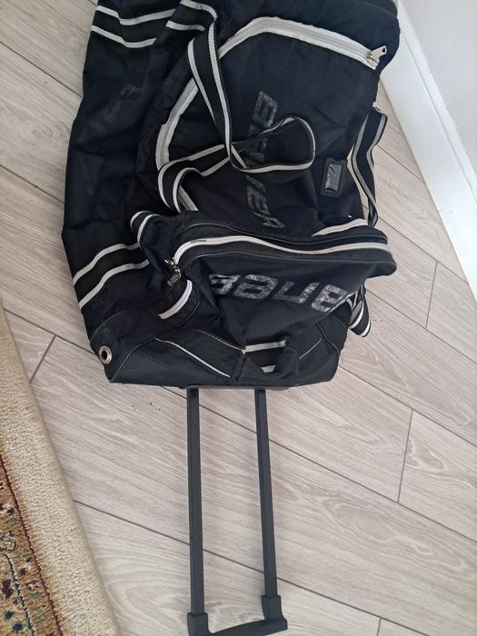 Хоккейный баул на колесах.