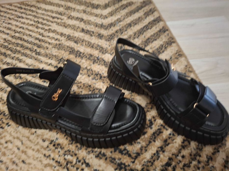 Сандали  чисто нови