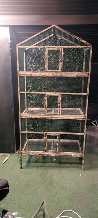 Voliera și păsări mici